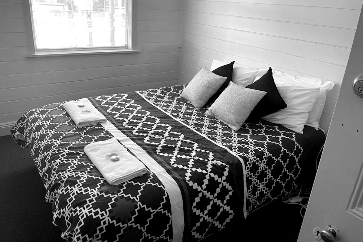 One-bedroom queen suite at the Club Hotel, Emmaville
